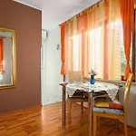 Будинок відпочинку In With Swimming Pool