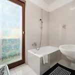 In With Swimming Pool Будинок відпочинку Пореч