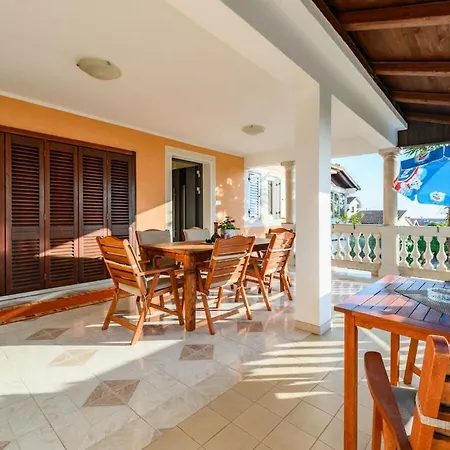 Σπίτι διακοπών In With Swimming Pool *