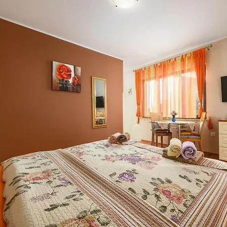 Nyaraló In With Swimming Pool Poreč