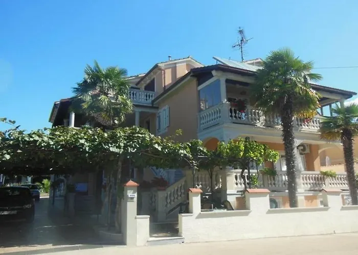 In With Swimming Pool Nyaraló *