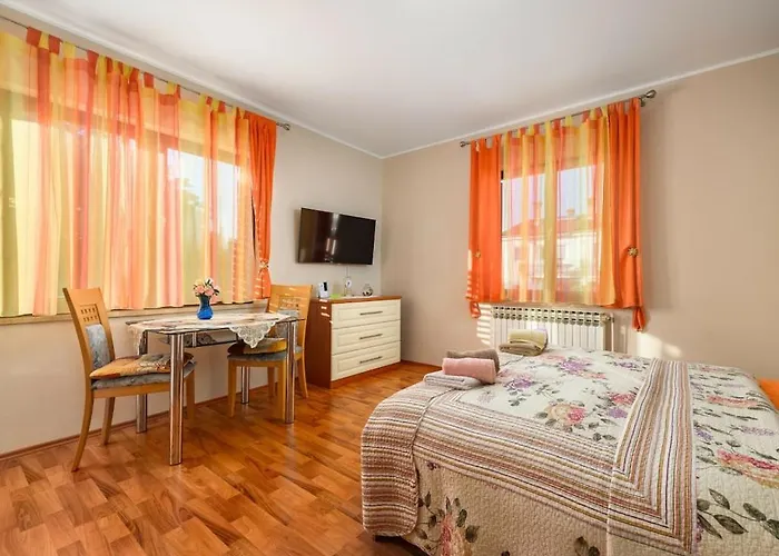 In With Swimming Pool Nyaraló